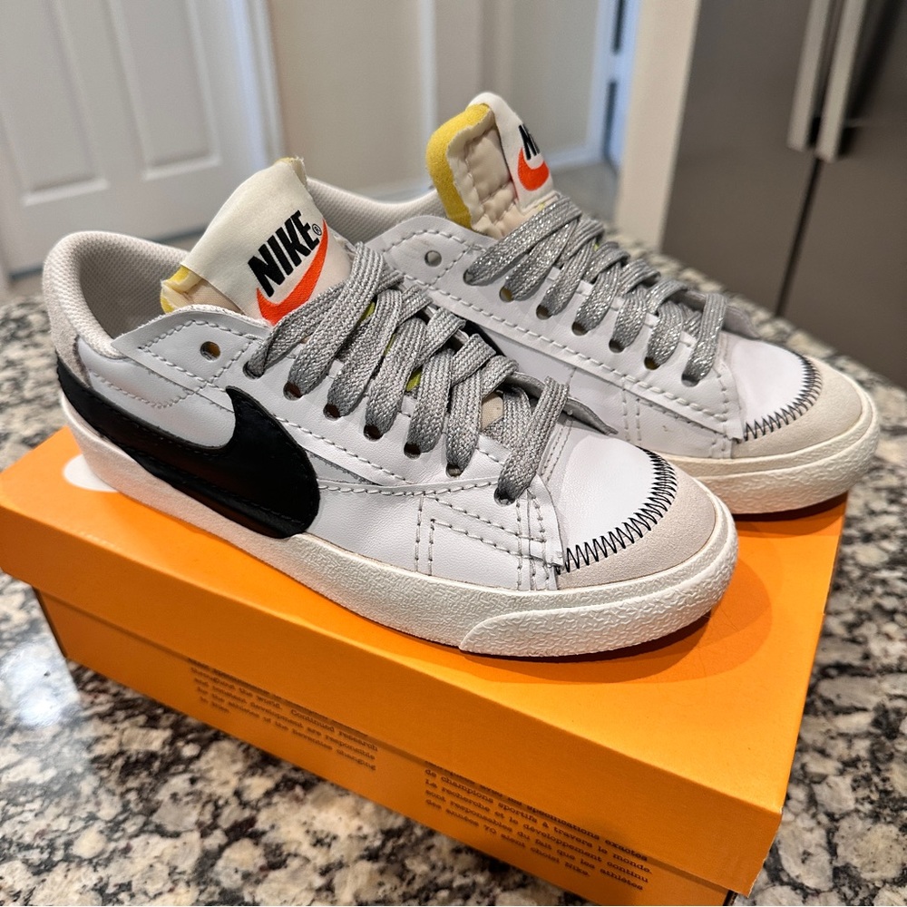 Nike Women’s Blazer Low ‘77 Jumbo size 6.5